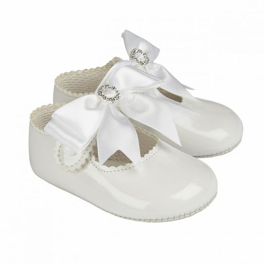 Girls white soft sole large bow baypod shoes