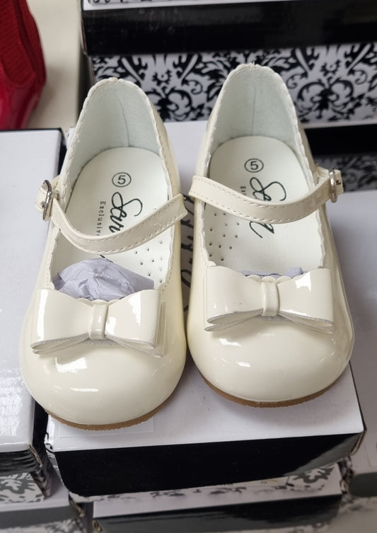 Cream bow shoes