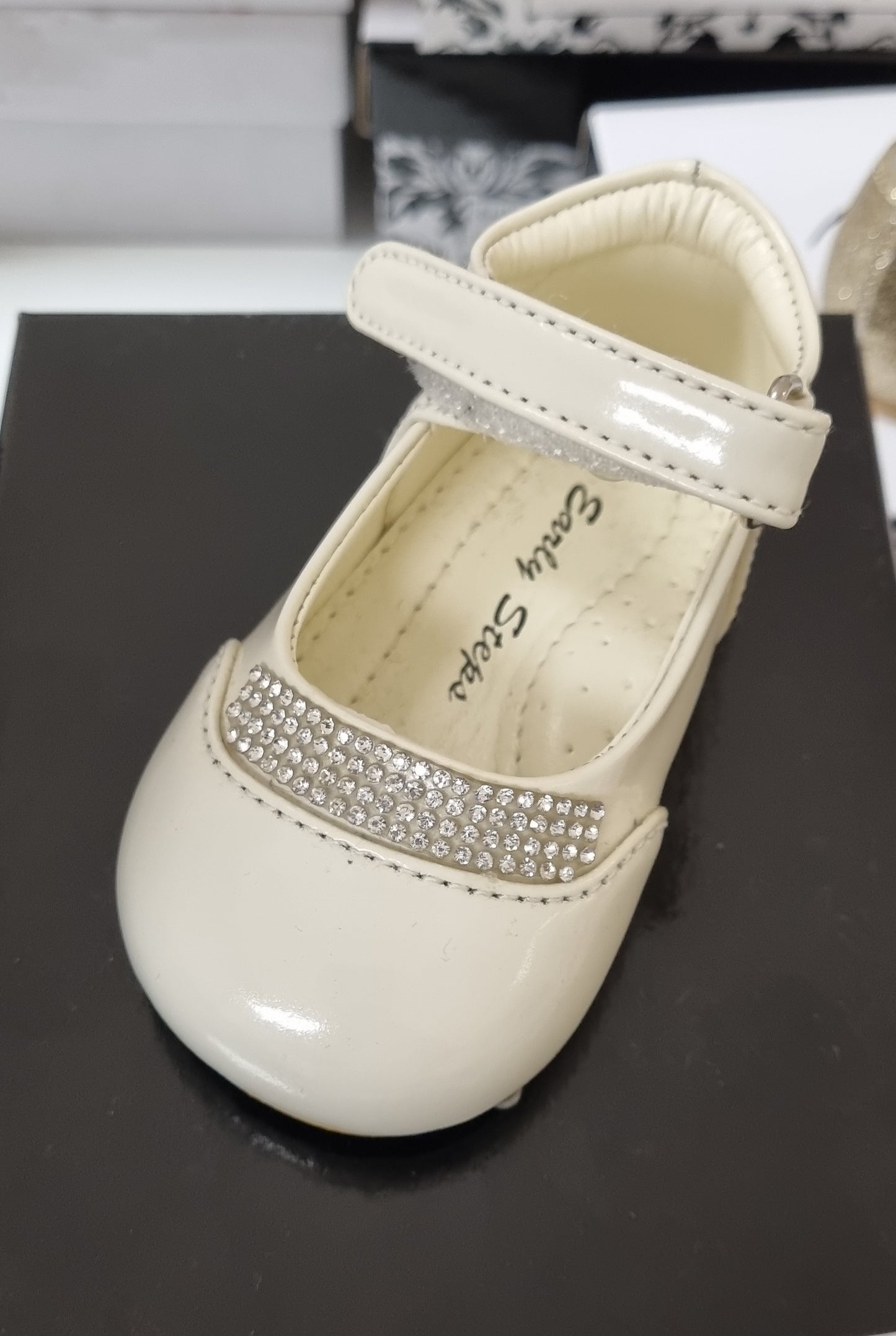 Cream shoes with dimonte detail